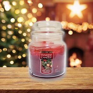 Christmas Holiday Red Apple Wreath Yankee Candle 14.5oz